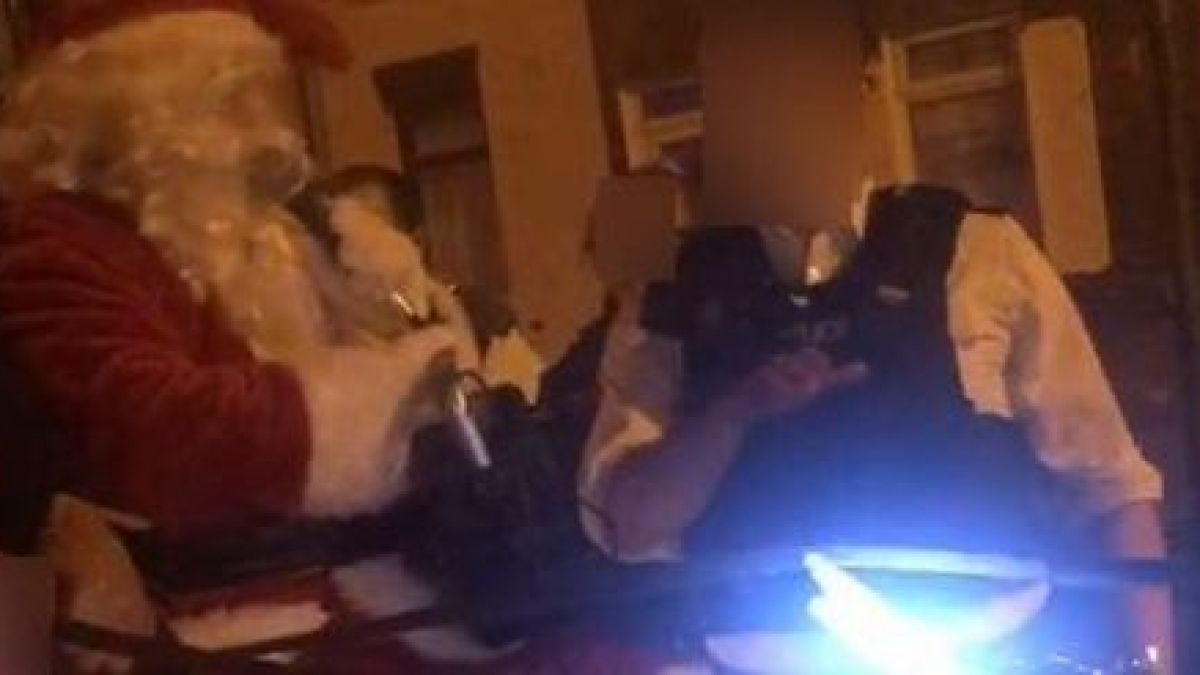 Полицията засече Дядо Коледа в Белфаст и го спря... шейната му била неизправна СНИМКА