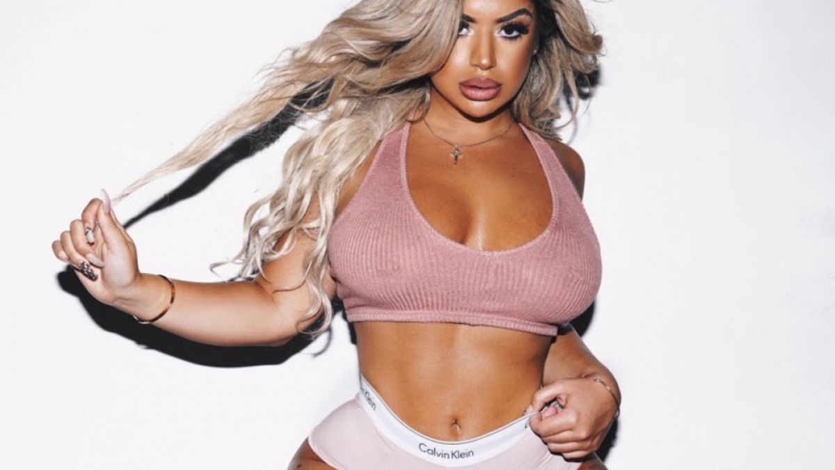 Моделка поиска да има най-големите задни части, ето как изглежда СНИМКИ 18+