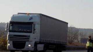 Шофьор в кабината на тир край София не дава признаци на живот, полиция го обгради 