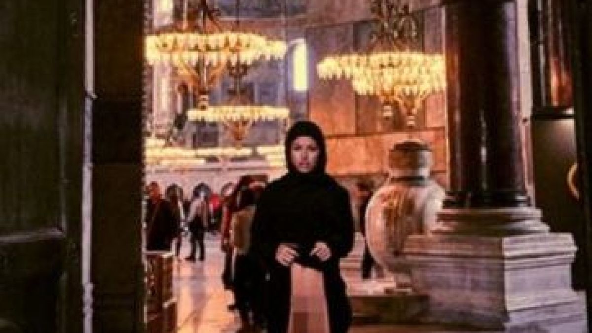 Моделката, показала си котето в "Света София", го закъса СНИМКА 18+