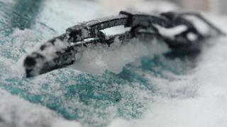 С това просто и евтино средство чистачките на колата не замръзват