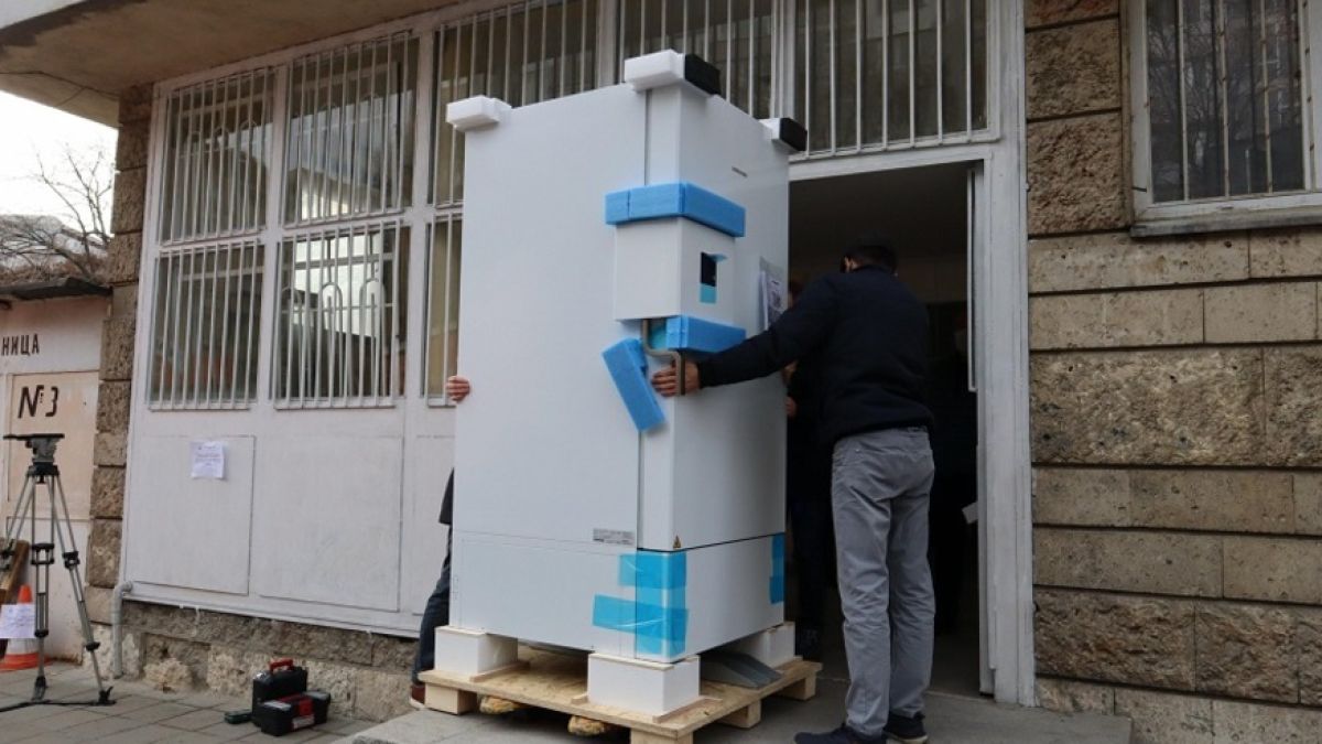 117 000 флакона ваксини се събират в новия фризер, пристигнал във Варна
