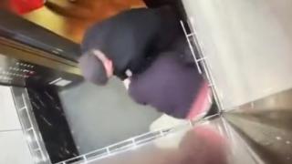 Екшън: Пенсионер преби жестоко едра мутра в асансьор, защото... ВИДЕО