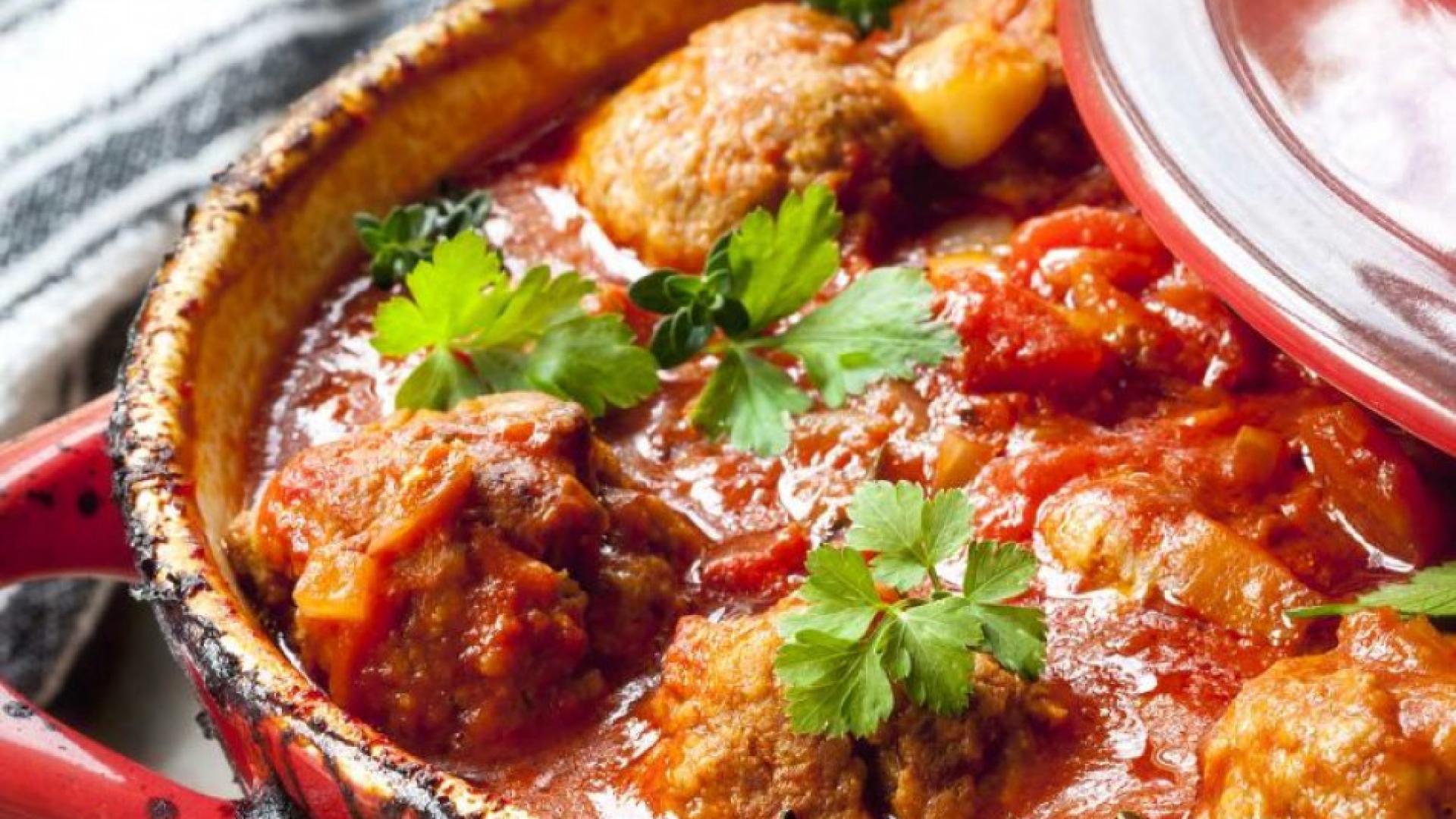 Вкусна запеканка с кайма и зеле - пръстите да си оближеш