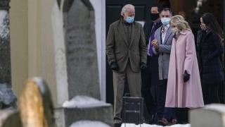 Джо Байдън отиде на гробищата, за да оплаче прегазената си първа съпруга