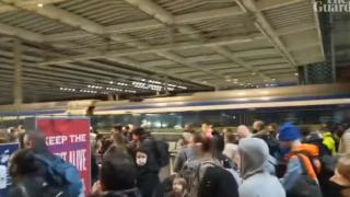 Лондончани панически бягат от столицата заради новия мутант на К-19! ВИДЕО