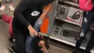 Шокиращо: Две девойки се сбиха в магазин, едната бе нокаутирана ВИДЕО 18+