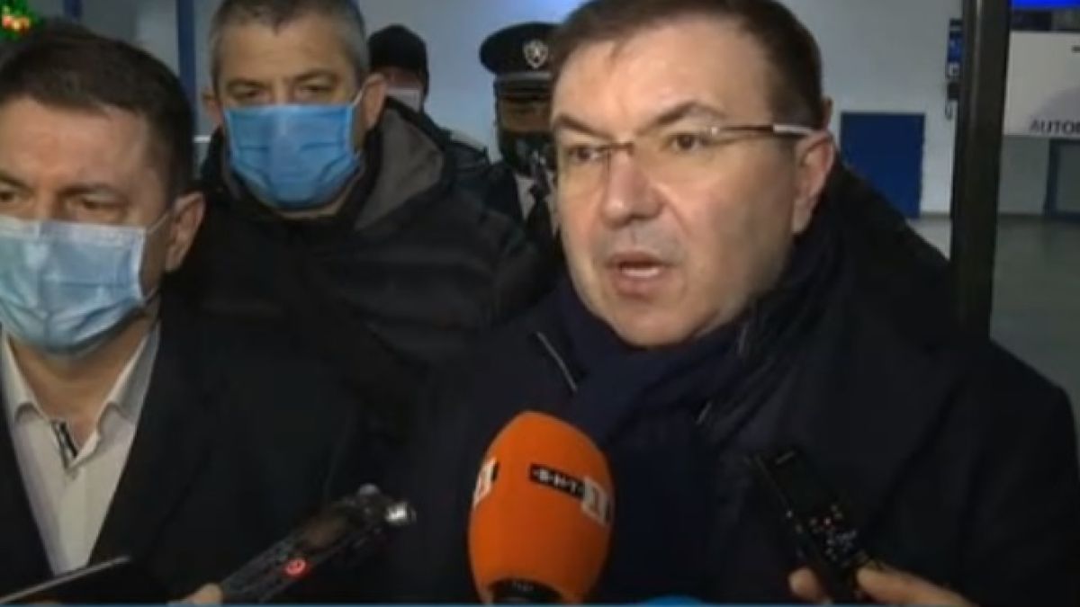 Двама министри обясниха защо са кацнали 3 самолета с 677 пътници от Великобритания въпреки забраната