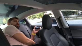 Tesla превишава скоростта на пътя, а шофьорът... на задната седалка  