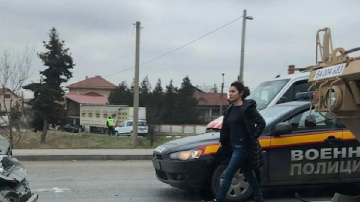 Зрелищни СНИМКИ: Армейски бронетранспортьор размаза лека кола насред Казичене 