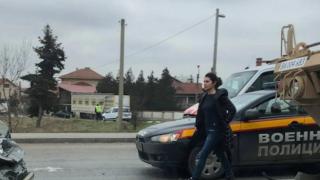 Зрелищни СНИМКИ: Армейски бронетранспортьор размаза лека кола насред Казичене 