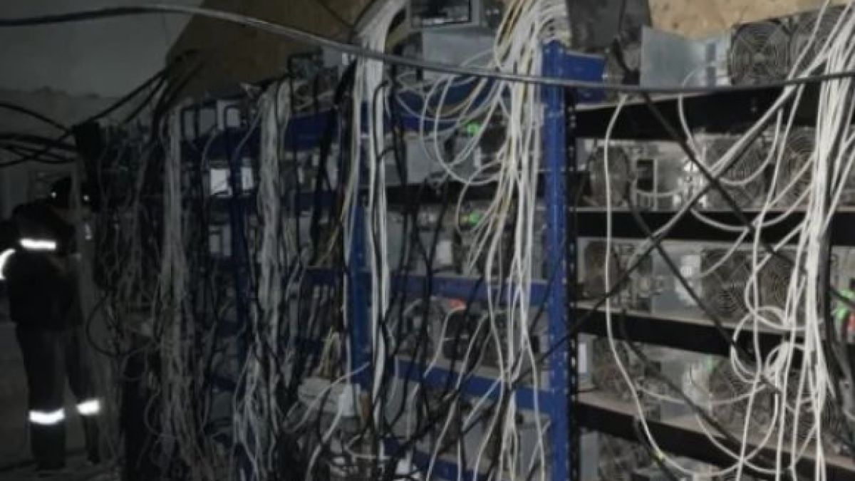 Удар на полицията! Разкриха огромна кражба на ток и в Сливенско 