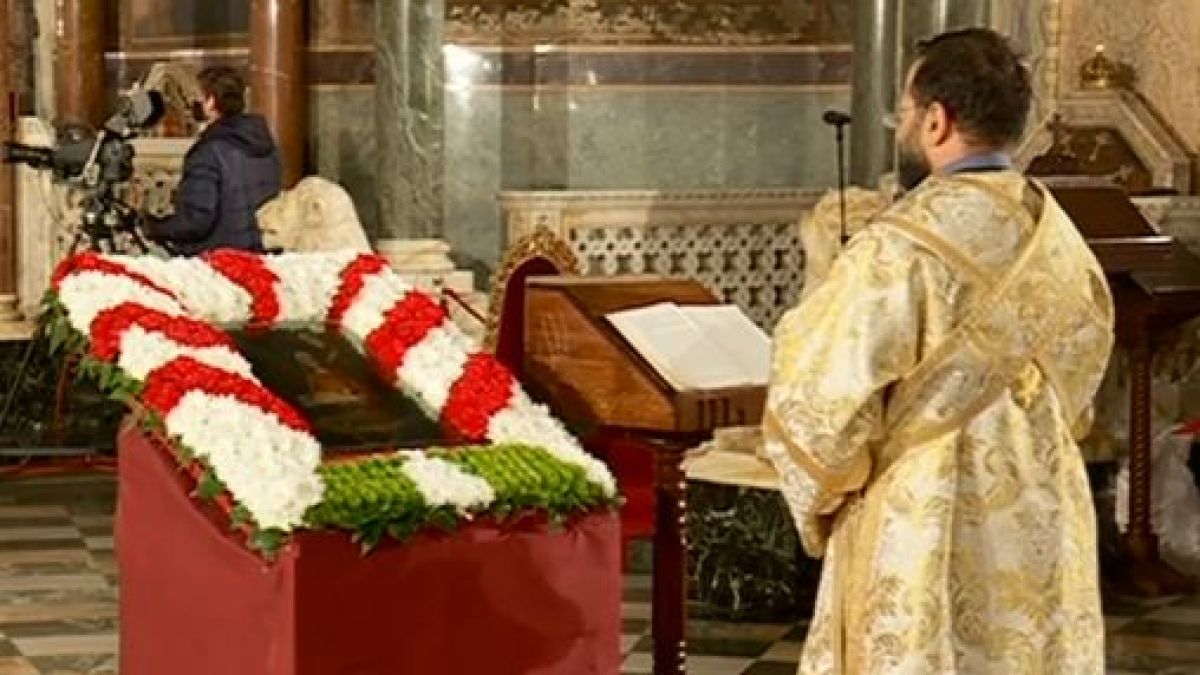 Започна празничното богослужение за Бъдни вечер НА ЖИВО
