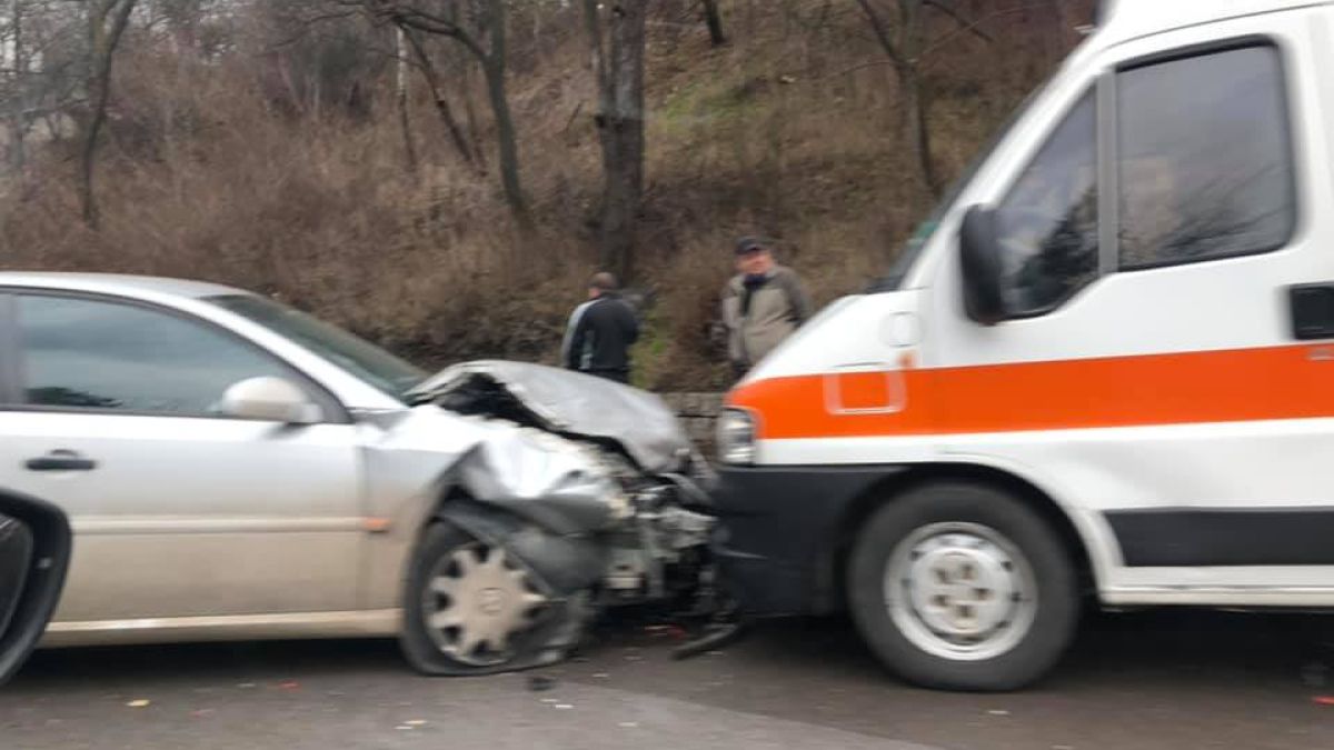 Извънредно в БЛИЦ! Тежка катастрофа с линейка в София СНИМКИ