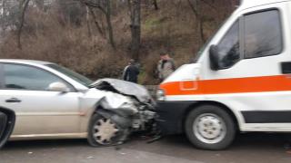 Извънредно в БЛИЦ! Тежка катастрофа с линейка в София СНИМКИ
