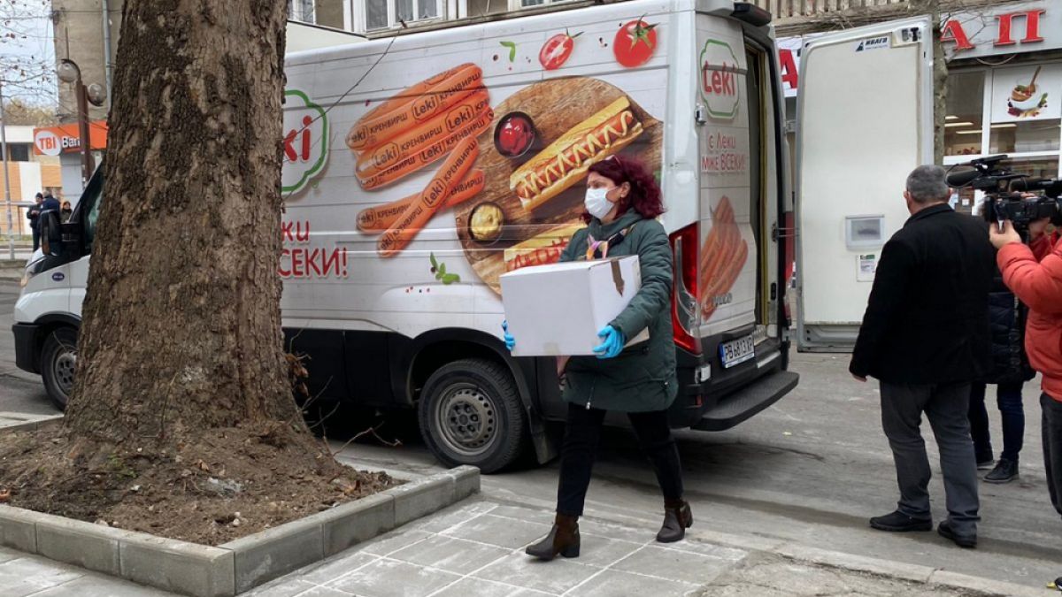 Стана ясно защо бус на кренвирши "Леки" докара ваксините в Пловдив и Бургас СНИМКИ
