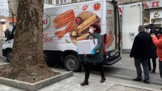 Бомба: Бус за кренвирши разнася ваксините у нас, а в Италия - пингвин