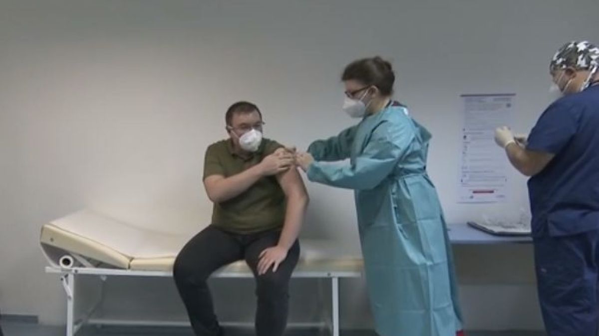 Ген. Мутафчийски и здравният министър със силни думи след ваксинацията! Проф. Ангелов няма търпение да... ВИДЕО