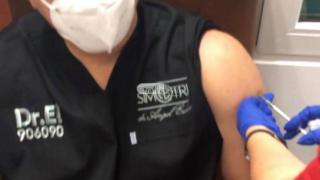 Д-р Енчев се ваксинира и припомни: Някои си мислят, че ще им пораснат рога, но...