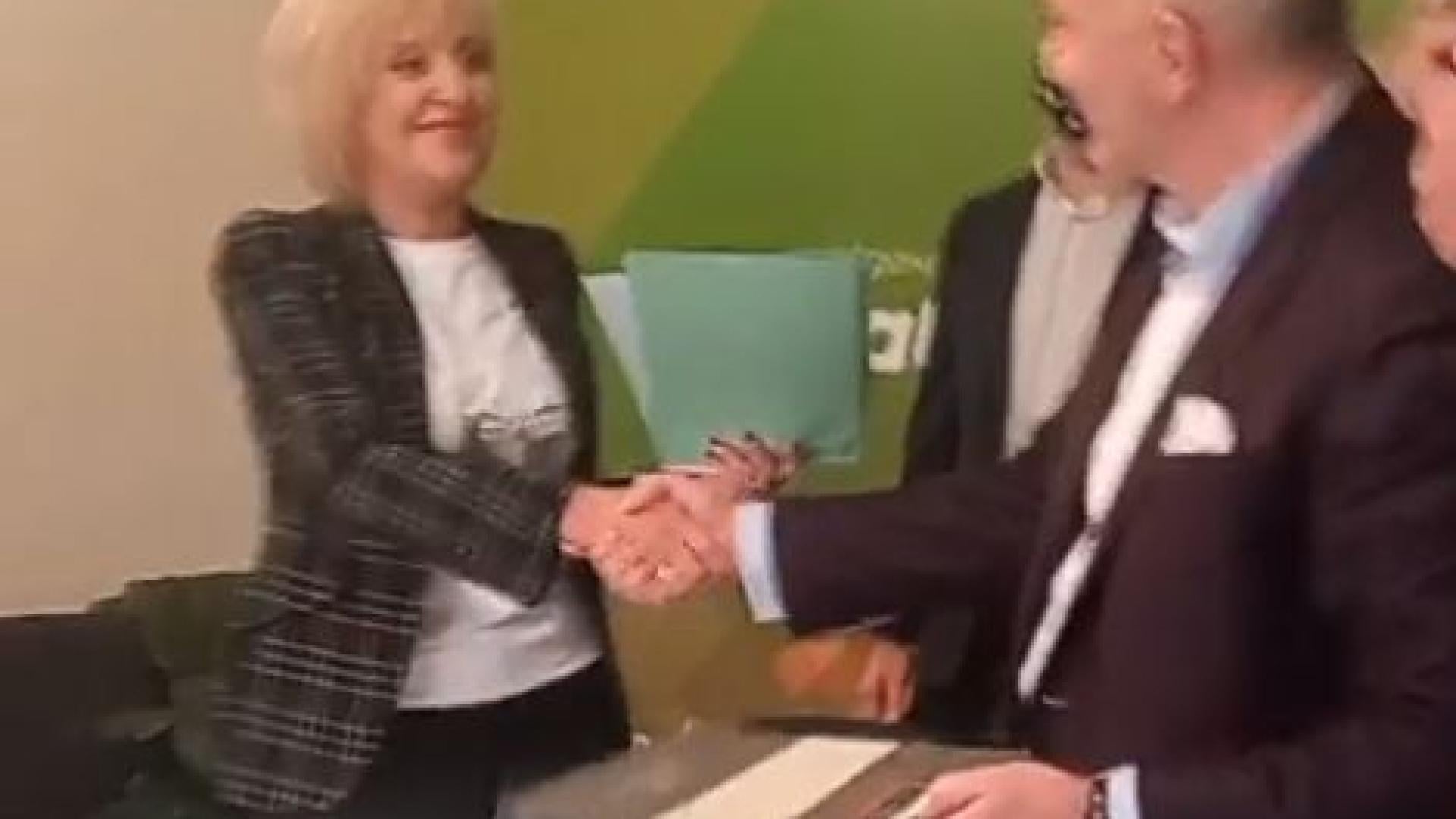 Манолова и "Отровното трио" си стиснаха ръцете  