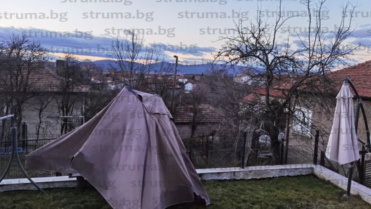 Бурен вятър направи куп бели в Перник СНИМКИ 