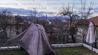 Бурен вятър направи куп бели в Перник СНИМКИ 