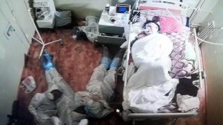 СНИМКА на лекари, спящи на пода до легло на пациентка с К-19, взриви мрежата