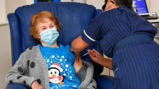 Първият човек в света с ваксина срещу COVID-19 получи втората доза, ето какво се случи