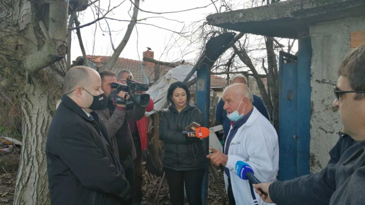 Бандити с ножове нахлуха посред нощ в дома на старец в Сливенско и го смляха от бой за 150 лв. 