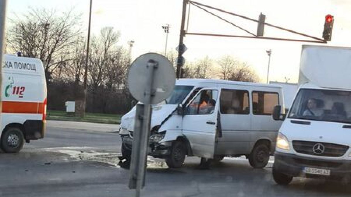 Зрелищно меле с бус в Бургас СНИМКИ 