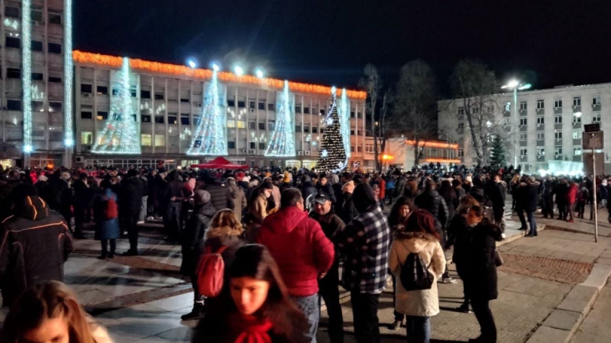 Скандално! Стотици габровци без маски препълниха площада, за да посрещнат новата година първи ВИДЕО 