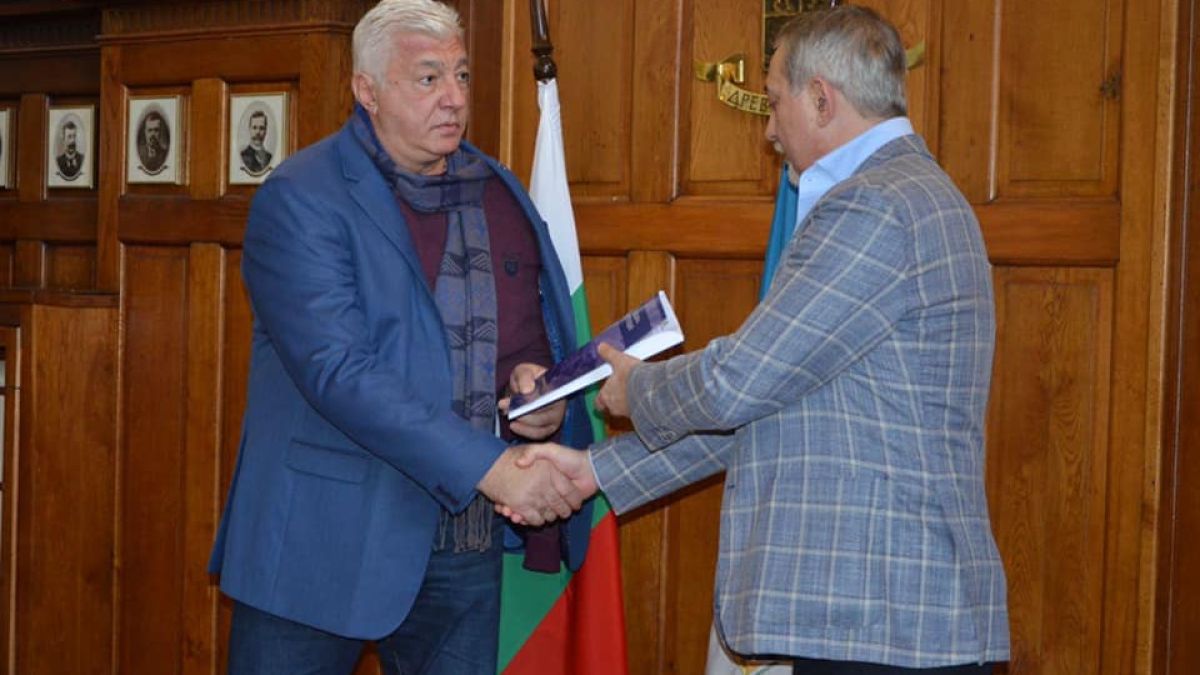 Пловдив: Подписан е и договорът за изграждането на стадион "Локомотив"