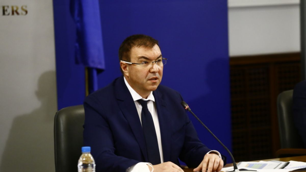 Ангелов пита Радев: Може ли човек, източил НЗОК, сега да ѝ е шеф?