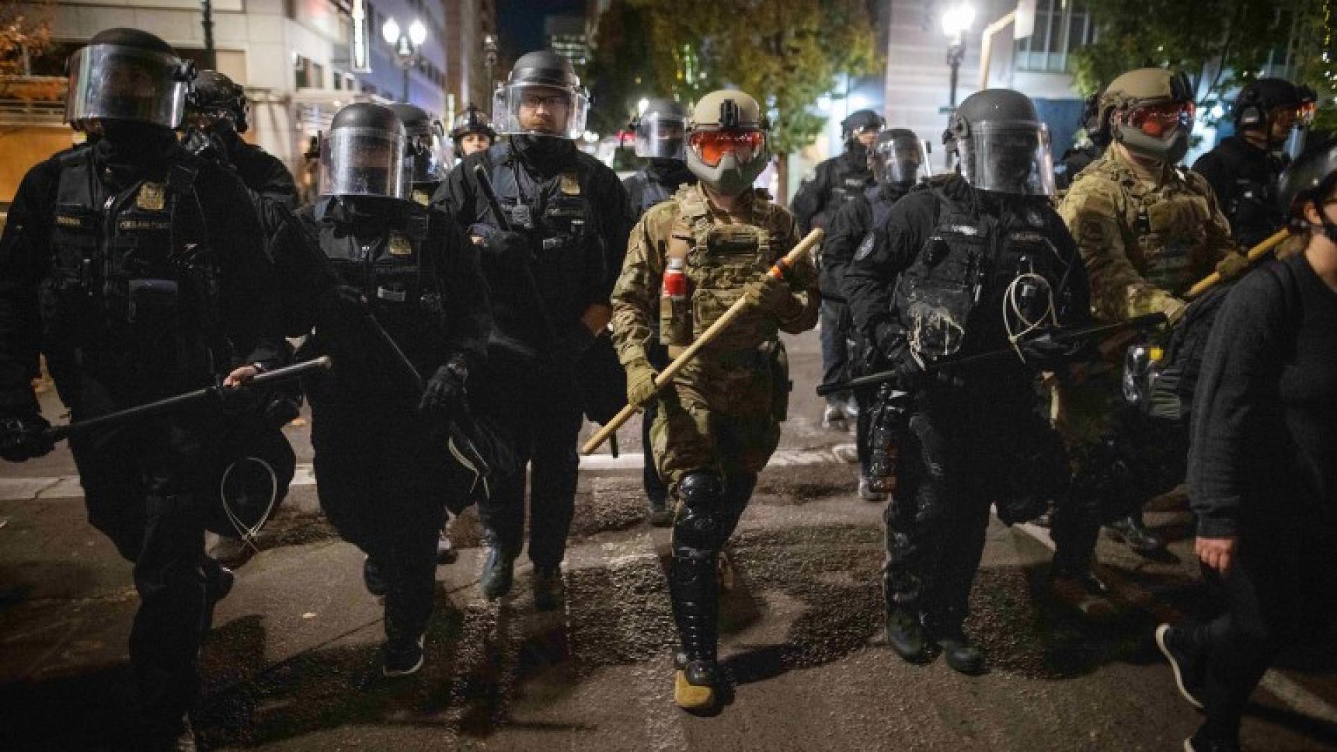 Размирици в Портланд, летят коктейли "Молотов" и камъни 