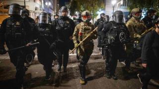 Размирици в Портланд, летят коктейли "Молотов" и камъни 