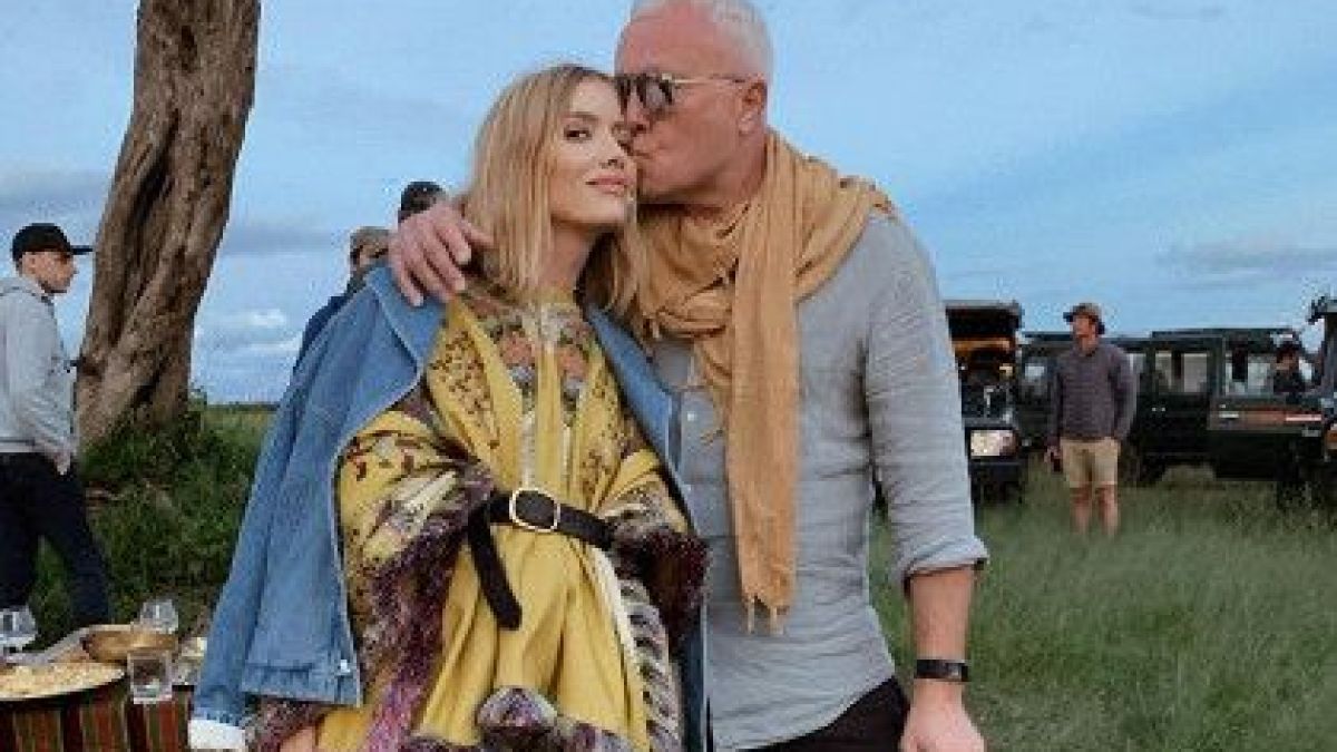 Младата съпруга на милиардера Александър се разсъблече и... СНИМКИ 18+