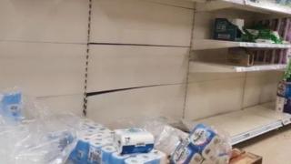 Паника на Острова заради локдауна, разграбват магазините СНИМКИ
