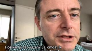 Уникално ВИДЕО: Кмет на град даде новогодишно интервю по гащи