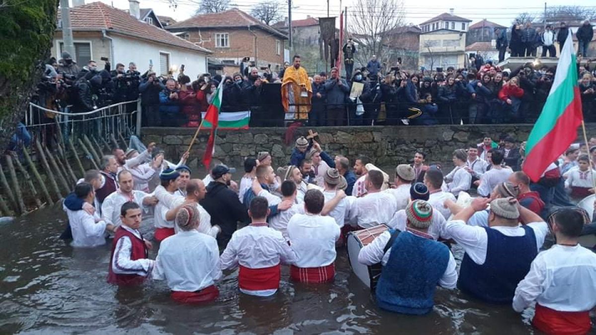 Синът на Халваджиян настоява всички от мъжкото хоро в Калофер да бъдат наказани строго СНИМКА 