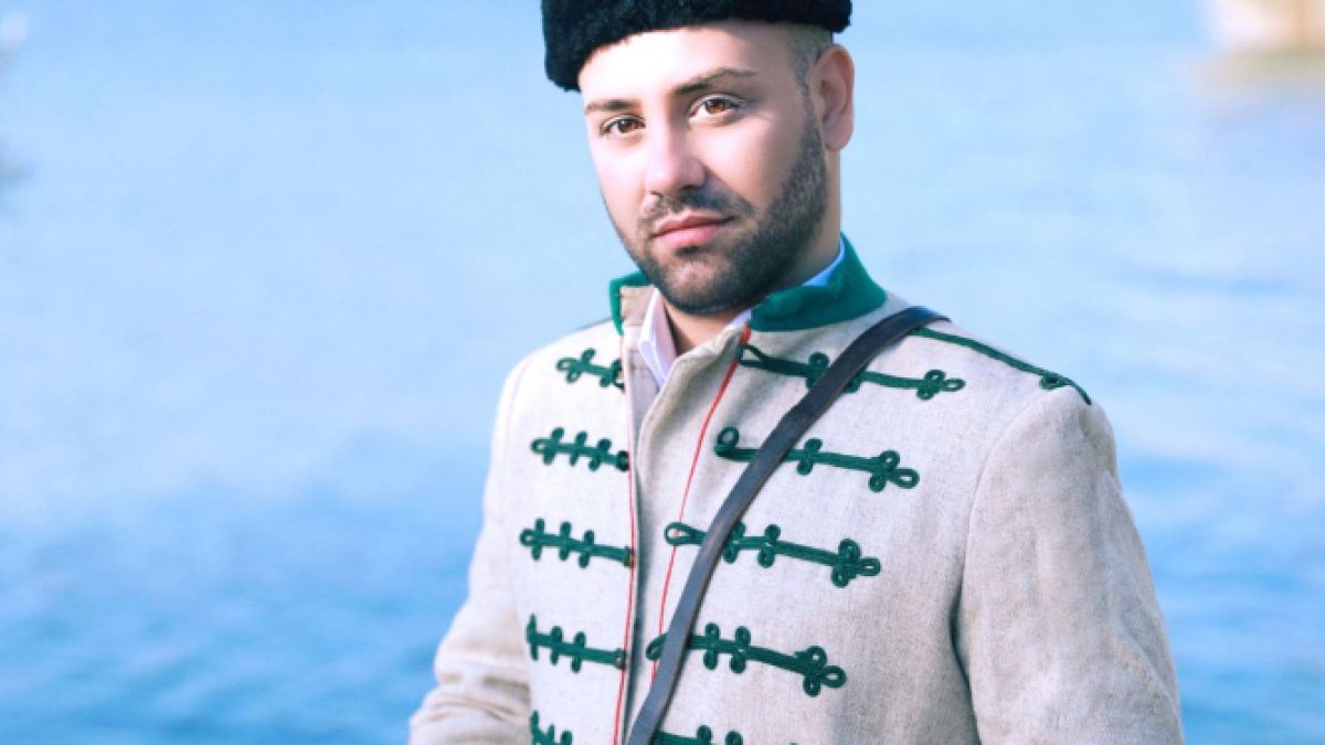 Народен певец облече униформата на Левски и... ВИДЕО 