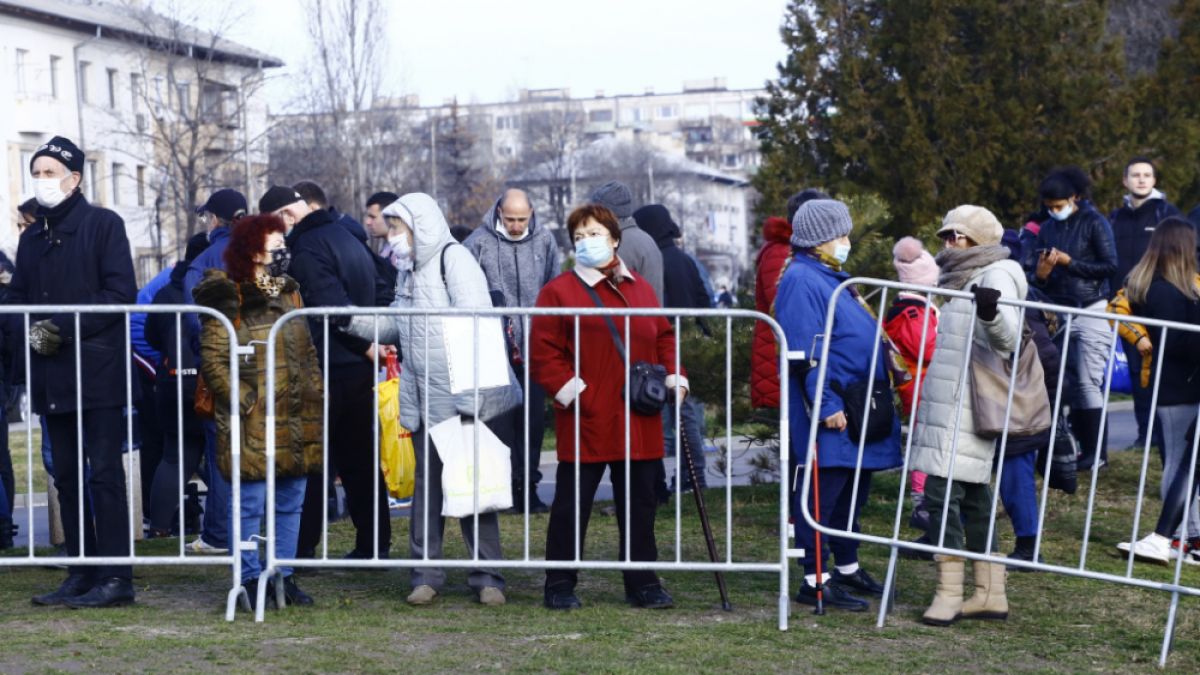 Фоторепортаж в БЛИЦ! Ето кой хвана кръста на Йордановден в София