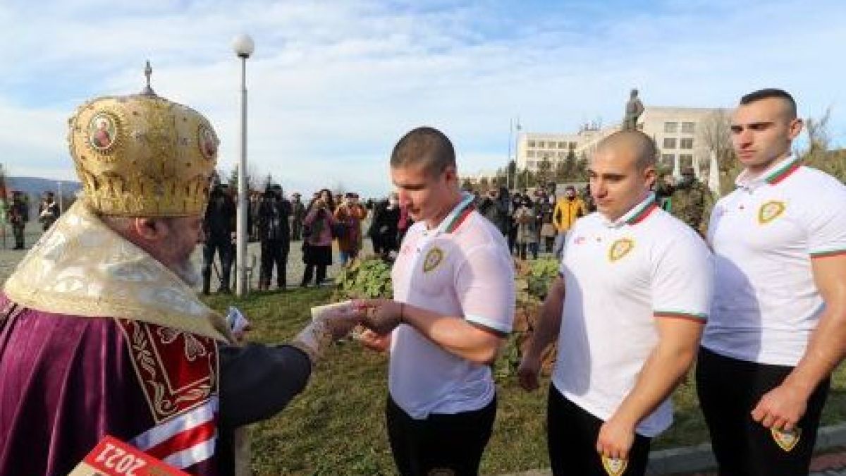 К-19 принуди курсантите от Търново да вадят кръста от надуваем басейн СНИМКИ 