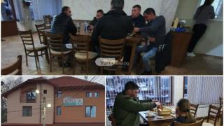 Скандално: Заведение бачка на пълни обороти на метри от полицията и кметството в Юндола
