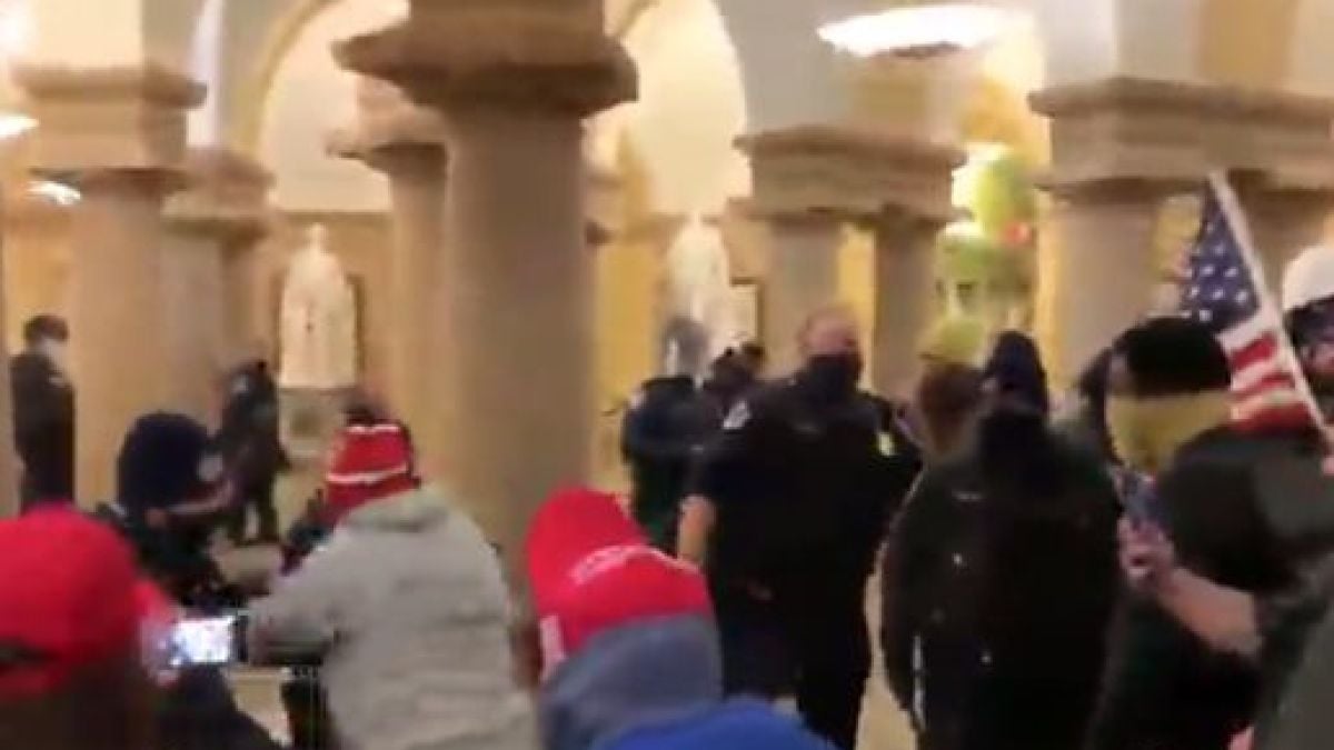 Демонстранти нахлуха в Капитолия! Чуват се изстрели, тече евакуация ВИДЕО