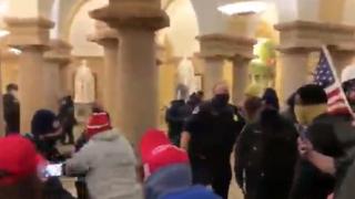 Демонстранти нахлуха в Капитолия! Чуват се изстрели, тече евакуация ВИДЕО