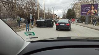 Шофьор обърна джипа си след зрелищна каскада край търновската болница СНИМКИ 