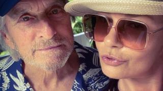 Майкъл Дъглас и Катрин Зита-Джоунс подпалиха мрежата с гореща целувка СНИМКА
