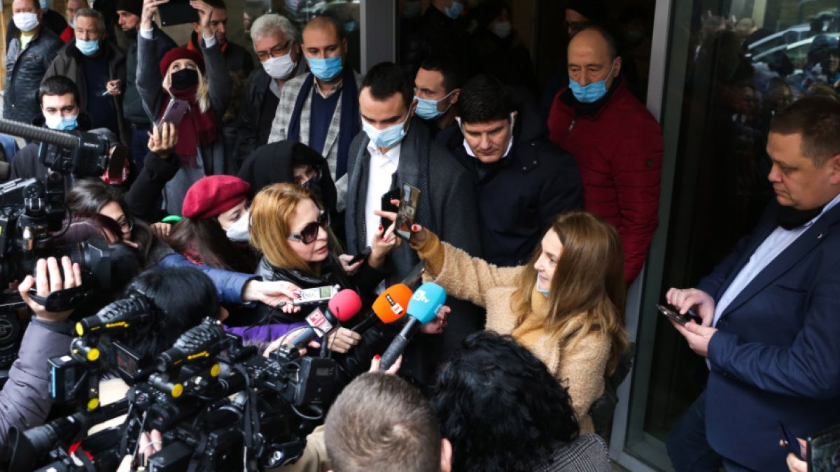 Пловдивските социалисти обсадиха "Позитано" 20, искат среща с Нинова ВИДЕО