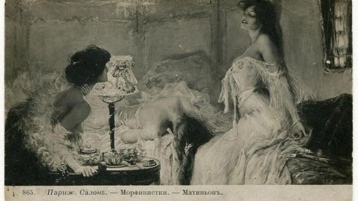 Шокиращи СНИМКИ 18+ на полуголи жени, прекалили с опиума