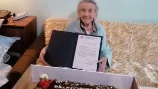 Партизанката баба Златка стана на 100 години и просълзи с историята си 